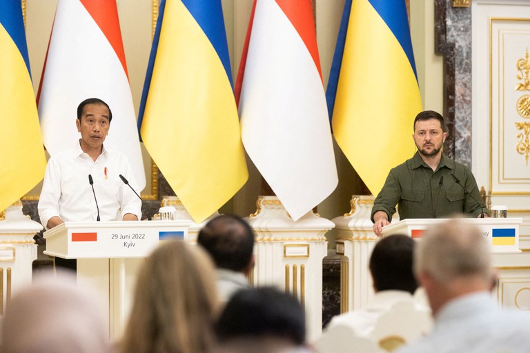 Presiden Indonesia Joko Widodo dan Presiden Ukraina Volodymyr Zelenskiy menghadiri konferensi pers saat Rusia terus melangsungkan serangan ke negara itu, di Kyiv, Ukraina, 29 Juni 2022. [Biro Pers Kepresidenan Ukraina/ handout via Reuters]