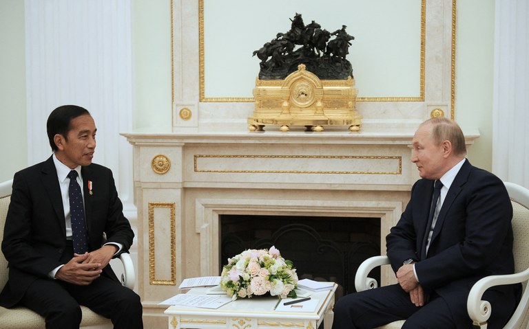 Presiden Rusia Vladimir Putin (kanan) bertemu dengan Presiden Indonesia Joko Widodo yang mendeklarasikan misi perdamaian ke Rusia dan Ukraina, untuk mengakhiri permusuhan antara kedua negara, di Kremlin, Moskow, 30 Juni 2022. [Mikhail Klimentyev/Sputnik/AFP]