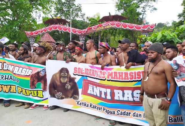 Para mahasiswa Universitas Cenderawasih melakukan aksi unjuk rasa di depan kampus mereka di Jayapura, 19 Agustus 2019. (Yuliana Lantipo/BeritaBenar)