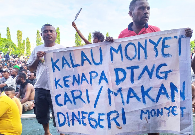 Warga membawa poster saat melakukan aksi protes bersama ribuan massa di halaman kantor gubernur Papua Jayapura, 19 Agustus 2019. (Yuliana Lantipo/BeritaBenar)