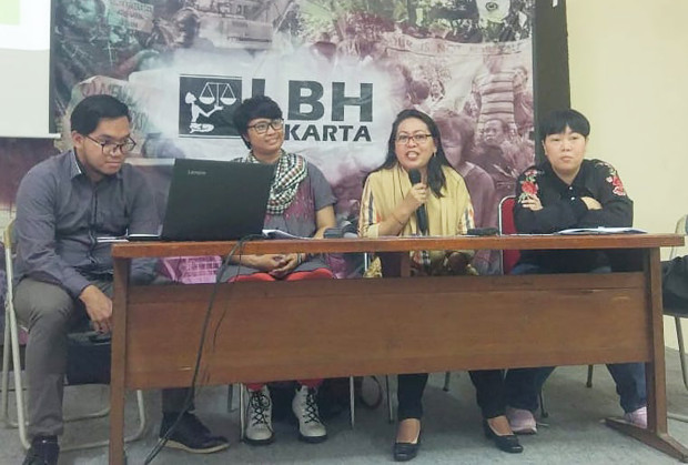 Dari kiri: pengacara LBH Andi Komara, aktivis PKBI Riska Carolina, koordinator JKP3 Ratna Batara Munti dan Inayah Wahid, saat jumpa pers di Kantor LBH Jakarta, 6 Februari 2019. (Rina Chadijah/BeritaBenar)