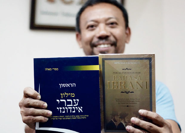 Sapri Sale memperlihatkan dua buku berbahasa Ibrani yang sudah dirilis saat ditemui di Jakarta, 19 Maret 2018. (Arie Firdaus/BeritaBenar)