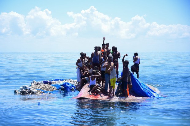 Tim SAR selamatkan 69 pengungsi Rohingya dari kapal kayu terbalik di laut Aceh Tim SAR selamatkan 69 pengungsi Rohingya dari kapal kayu terbalik di laut Aceh