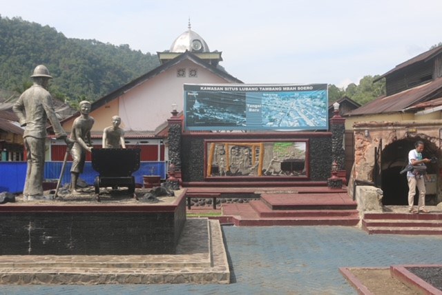 Pintu masuk menuju Lubang Mbah Soero, salah satu bekas lokasi tambang batu bara di Kota Sawahlunto, Sumatra Barat, yang kini menjadi museum dan sarana pendidikan. [M. Sulthan Azzam/BenarNews]