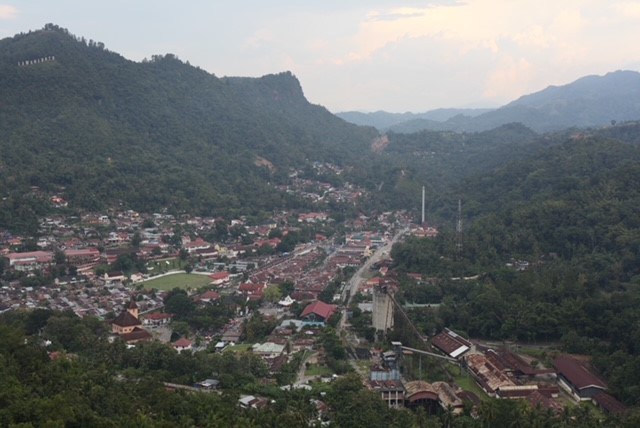 Kota Sawahlunto dari ketinggian. Daerah ini nyaris menjadi "kota hantu”, karena banyak warganya yang eksodus, setelah potensi batu bara berkurang. Foto diambil pada 8 Juni 2022. [M. Sulthan Azzam/BenarNews]