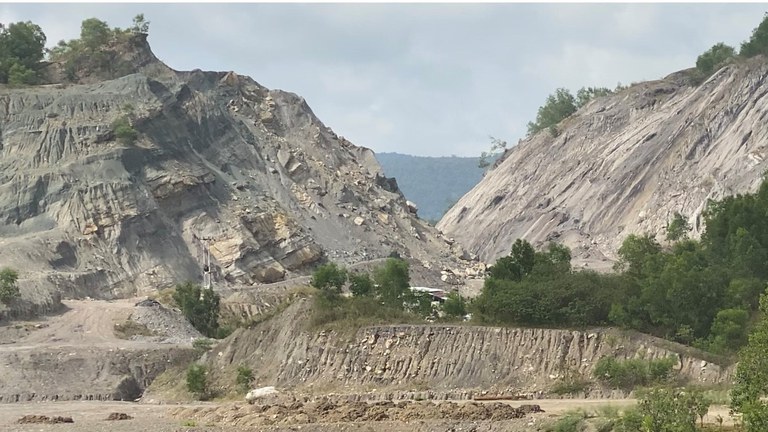 Perbukitan bekas lokasi tambang batu bara di Kota Sawahlunto, Sumatra Barat, 8 Juni 2022. [M. Sulthan Azzam/BenarNews]