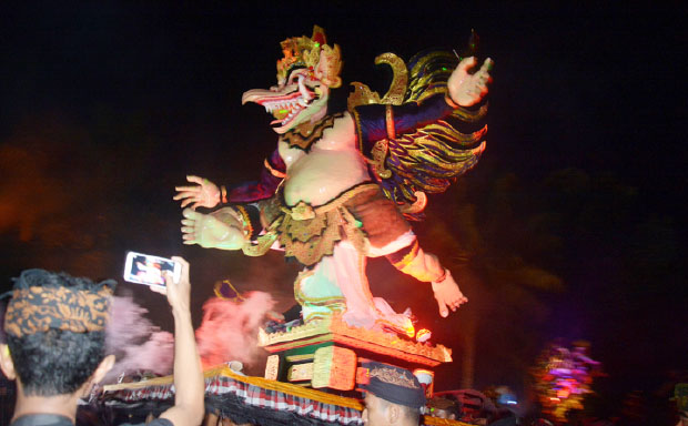 Warga mengambil foto pawai ogoh-ogoh di Gianyar, Bali, 27 Maret 2017. (Anton Muhajir/BeritaBenar)