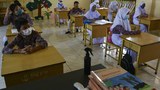 Pemerintah Larang Sekolah Negeri Wajibkan Pemakaian Simbol Agama