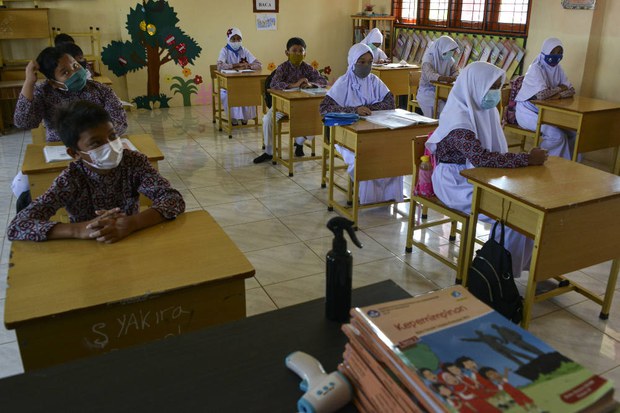 Pemerintah Larang Sekolah Negeri Wajibkan Pemakaian Simbol Agama
