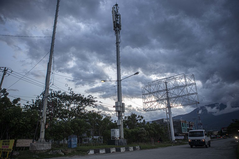 Satu unit mobil bak terbuka melintas di samping alat pendeteksi gempabumi dan tsunami yang dipasang Badan Meteorologi, Klimatologi, dan Geofisika (BMKG) di depan tanggul Teluk Palu di Pantai Talise, Palu, Sulawesi Tengah, Rabu, 15 Februari 2023. Alat ini sengaja dipasang sebagai bentuk alarm bagi warga yang beraktivitas di sepanjang pesisir Teluk Palu khususnya bagi penyintas yang berjualan dan pengunjung yang datang bersantai di lokasi ini untuk menyelamatkan diri jika sewaktu-waktu bencana alam terjadi. Selain alat ini, beberapa jalur-jalur aman evakuasi juga sudah ditetapkan oleh pemerintah di sepanjang Teluk Palu. [Taufan Bustan/BenarNews]