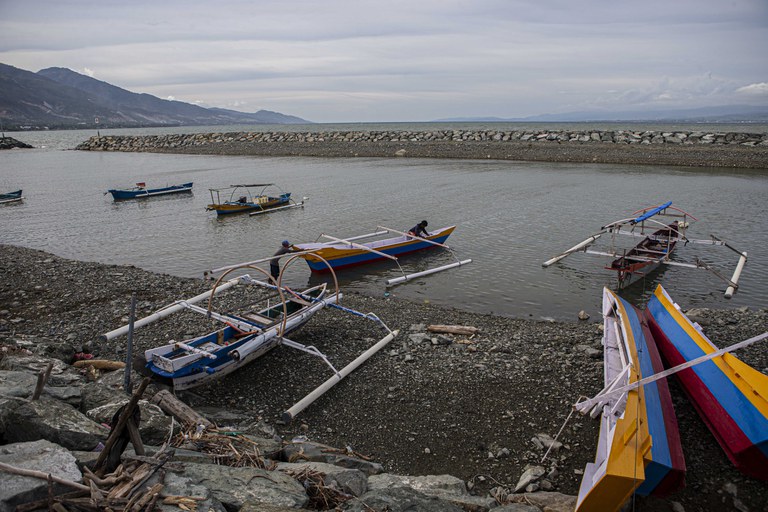 Nelayan memarkir perahunya di tambatan perahu yang dibangun pemerintah di antara tanggul Teluk Palu di Pantai Lere, yang dikhususkan untuk nelayan yang mayoritas penyintas gempa dan tsunami di wilayah itu, Sabtu, 11 Februari 2023. [Taufan Bustan/BenarNews]