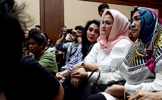 Istri terdakwa kasus korupsi Setya Novanto, Deisti Astriani Tagor (dua dari kanan), ikut hadir di persidangan suaminya di Pengadilan Tindak Pidana Korupsi Jakarta, 29 Maret 2018. (Arie Firdaus/BeritaBenar)