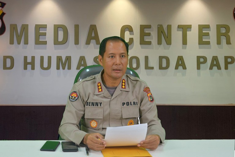 Kepala Bidang Humas Polda Papua Kombes Pol. Ignatius Benny Ady Prabowo memberikan keterangan pers atas kasus penyerangan terhadap dua warga di Kabupaten Pegunungan Bintang, Papua Pegunungan, oleh orang tak dikenal hingga tewas dan melukai lima orang lainnya di Mapolda Papua, Jayapura, 28 Agustus, 2023.