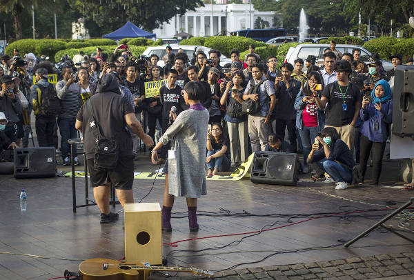 Aktivis menggelar aksi damai di depan Istana Negara Jakarta, 11 April 2018, untuk menuntut pengungkapan kekerasan yang menimpa Novel Baswedan. (Afriadi Hikmal/BeritaBenar)