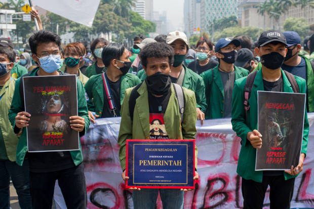 Mahasiswa turun ke jalan turut berunjuk rasa menentang Undang-Undang Cipta Kerja yang dikhawatirkan para kritikus akan menguntungkan investor dengan mengorbankan hak-hak buruh dan lingkungan, di Jakarta, pada 20 Oktober 2020. [AFP] 