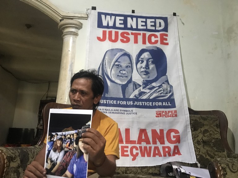 Devi Athok Yulfitri, 44 tahun, menunjukkan foto kedua putrinya yang meninggal dalam tragedi Kanjuruhan, di rumahnya di Desa Krebet Senggrong, Kecamatan Bululawang, Kabupaten Malang, 22 September 2023. [Eko Widianto/BenarNews]