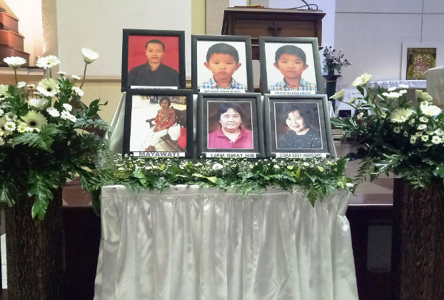 Foto para korban serangan bom bunuh diri setahun lalu dipajang dalam Gereja Katolik Santa Maria Tak Bercela Surabaya, Jawa Timur, 14 Mei 2019. (Yovinus Guntur/BeritaBenar)