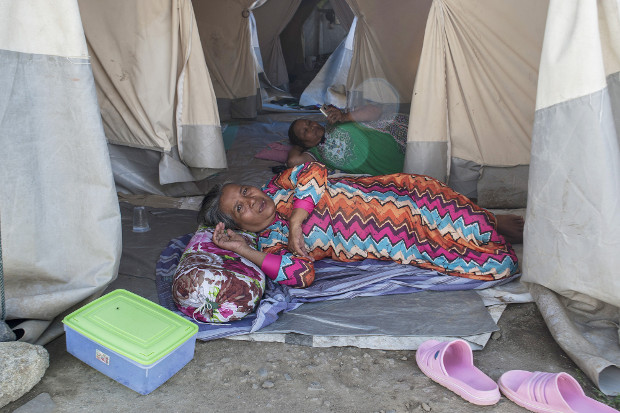 Nurlina (depan) dan Harasnia beristirahat di tenda pengungsian Balaroa, Kota Palu, Sulawesi Tengah, 22 September 2019. (Keisyah Aprilia/BeritaBenar)