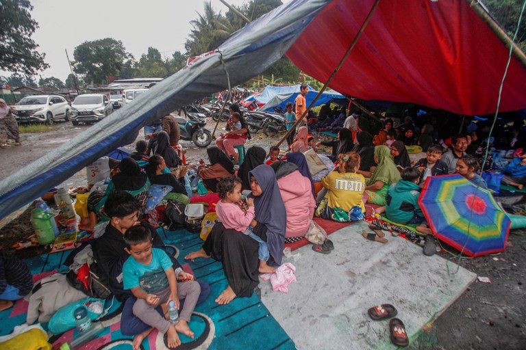 Warga mengungsi di sebuah tenda darurat pascagempa bumi di Cianjur, Jawa Barat, 22 November 2022. [Antara Foto/Yulius Satria Wijaya/via Reuters]
