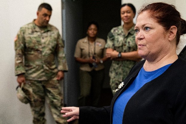Christine Funk (kanan), pengacara yang membela tahanan Malaysia Mohammed Farik bin Amin, memberikan keterangan kepada wartawan di Teluk Guantanamo, Kuba, setelah sidang pembacaan dakwaan kepada kliennya dan dua tersangka lainnya termasuk Hambali, 31 Agustus, 2021. [AP]