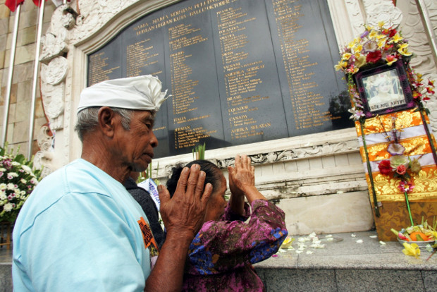 Sepasang suami istri warga Bali berdoa di monumen Bali Bom 1 untuk mengenang putri mereka yang meninggal dalam serangan terorisme di  tempat itu, 12 Oktober 2010. (AP)