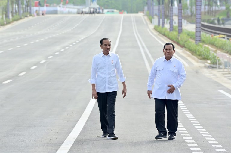 Presiden Joko "Jokowi" Widodo didampingi Menteri Pertahanan Prabowo Subianto meninjau langsung progres pembangunan Ibu Kota Nusantara di Kabupaten Penajam Paser Utara, Kalimantan Timur, 12 Agustus 2024 [Muchlis Jr/Biro Pusat Media dan Informasi Sekretariat Presiden]