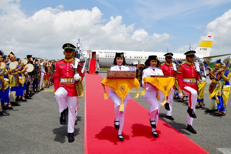 Usai menempuh penerbangan dari Jakarta, duplikat bendera Sang Merah Putih dan teks proklamasi tiba di Bandara Internasional Sultan Aji Muhammad Sulaiman Sepinggan, Kota Balikpapan, Provinsi Kalimantan Timur pada 10 Agustus 2024, untuk selanjutnya akan digunakan pada upacara peringatan Hari Kemerdekaan RI di Ibu Kota Nusantara pada 17 Agustus nanti. [Biro Pusat Media dan Informasi Sekretariat Presiden]
