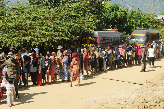 Warga mengantre bantuan di Desa Langaleso, Kabupaten Sigi, Sulawesi Tengah, 5 Oktober 2018. (Keisyah Aprilia/BeritaBenar)