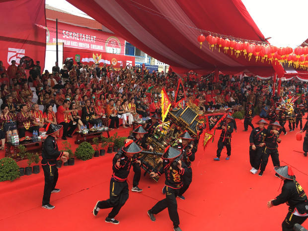 Para pemandu altar dari salah satu klenteng peserta pawai Tatung memegang erat altar yang mereka bawa yang bergerak sendiri saat melewati podium utama di parade Tatung, festival Cap Go Meh di Singkawang (8/2/2020). (Ismira Lutfia Tisnadibrata/BenarNews). 
