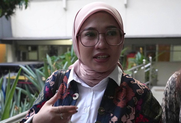 Pengacara Mellisa Anggraini, yang mewakili para korban dugaan pelecehan seksual atas kontestan Miss Universe Indonesia, berbicara kepada wartawan di Mapolres Jakarta, 14 Agustus 2023. [Tatan Syuflana/AP]