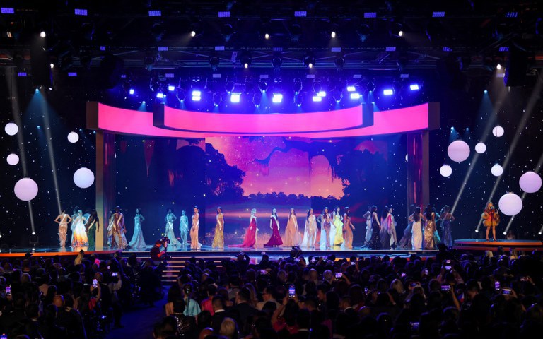 Sebagian kontestan tampil di panggung Miss Universe ke-71 di New Orleans, Louisiana, Amerika, 14 Januari 2023. [Jonathan Bachman/Reuters]