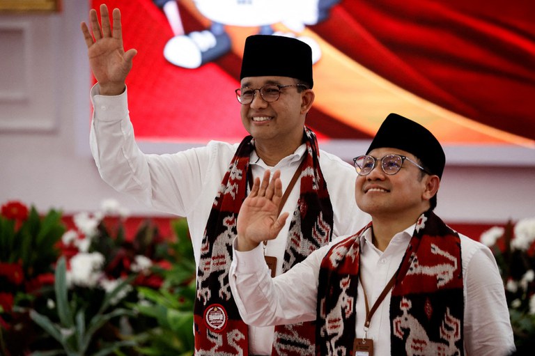 Anies Baswedan, mantan Gubernur Jakarta calon presiden pada pemilu tahun depan, dan pasangannya, Muhaimin Iskandar, yang merupakan Ketua Umum Partai Kebangkitan Bangsa melambaikan tangan kepada wartawan saat mereka tiba untuk mendaftarkan diri di markas KPU di Jakarta, 19 Oktober 2023. [Willy Kurniawan/Reuters]