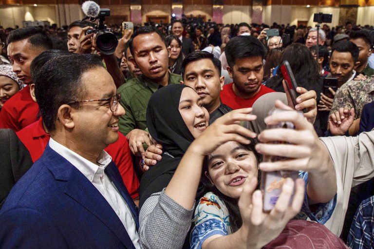 Peserta berebut selfie bersama calon presiden Anies Baswedan (kiri) saat berlangsungnya forum Foreign Policy Community of Indonesia di Jakarta, 2 Desember 2024, sebagai bagian kampanyenya jelang pemilu Indonesia 2024. [Aditya Aji/AFP]