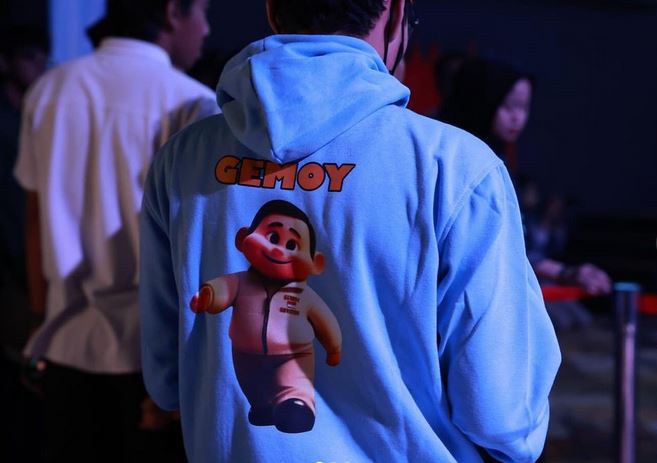 Seorang pendukung Prabowo Subianto, calon presiden pada Pemilu 2024, mengenakan kaus bergambar figur Prabowo yang dibuat lucu dengan kata “Gemoy,” dalam sebuah foto yang diunggah di Instagram resmi Prabowo pada 23 November 2023. [Instagram @Prabowo]