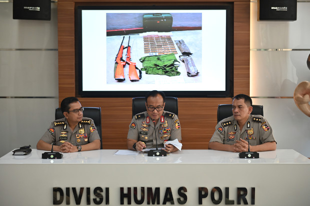Kepala Biro Penerangan Masyarakat Humas Polri Brigjen. Pol. Dedi Prasetyo (tengah) saat memberikan konferensi pers mengenai jaringan ISIS di dalam negeri, di Jakarta, 23 Juli 2019. (AFP)