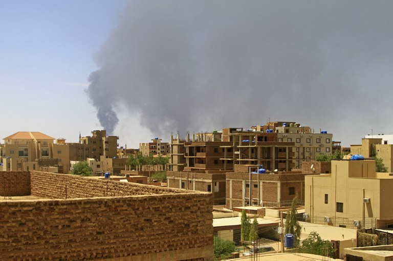 Asap membumbung dari lokasi tempat tinggal penduduk di Khartoum, Sudan, pada 1 Mei 2023 ketika terjadi bentrokan mematikan antara dua pasukan jenderal militer di negara itu yang meletus sejak pertengahan April lalu. [AFP]