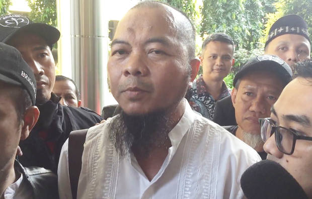 Perwakilan Persaudaraan Alumni 212, Dedi Suhardadi, berbicara kepada wartawan usai melaporkan Sukmawati Soekarnoputri di Mabes Polri, Jakarta, 4 April 2018. (Rina Chadijah/BeritaBenar)