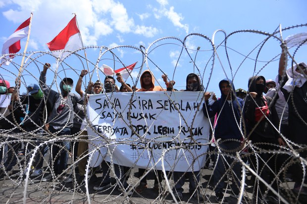 Survei: Korupsi, Kerusakan Lingkungan Kekhawatiran Terbesar Kaum Muda Indonesia Survei: Korupsi, Kerusakan Lingkungan Kekhawatiran Terbesar Kaum Muda Indonesia