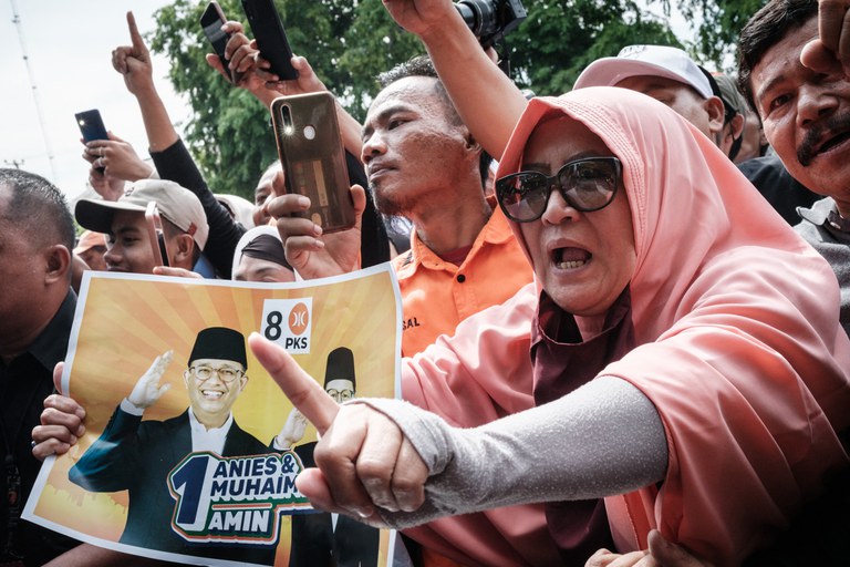 Reaksi pendukung calon presiden Anies Baswedan saat kampanye di Serang, Banten, pada 21 Desember 2023. [Yasuyoshi Chiba/AFP]