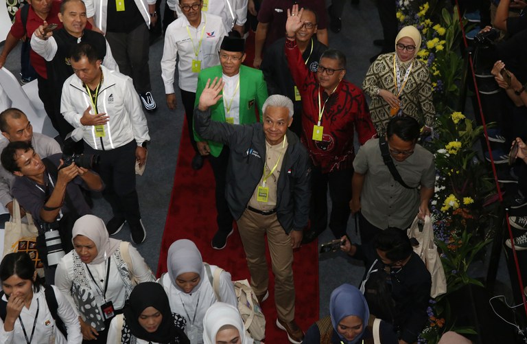 Calon presiden Ganjar Pranowo dan para pendukungnya memberikan salam kepada hadirin saat mengikuti acara Penguatan Anti Korupsi untuk Penyelenggara Negara Berintegritas (Paku Integritas) di Gedung Merah Putih Komisi Pemberantasan Korupsi di Jakarta,  17 Januari 2024. [Eko Siswono Toyudho/BenarNews]