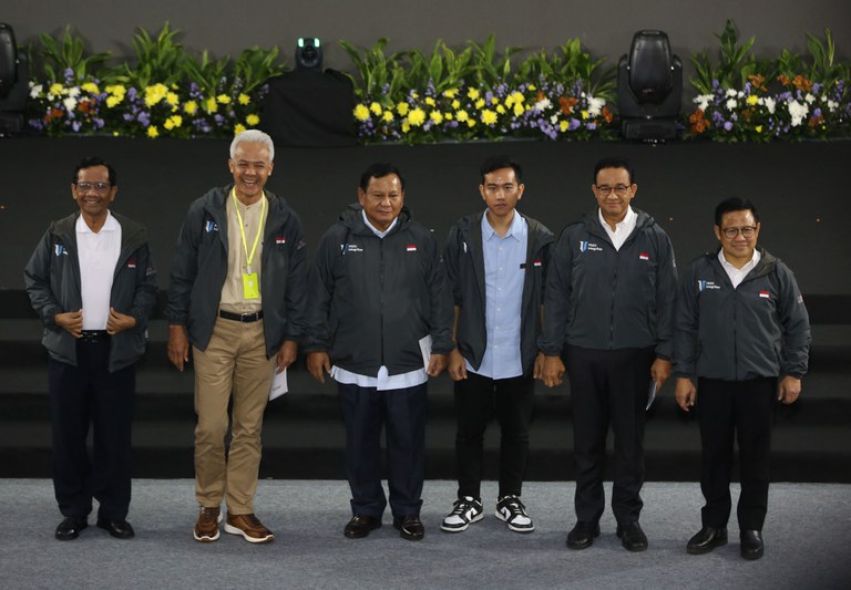 Para calon presiden-wakil presiden, dari kiri ke kanan: pasangan Ganjar Pranowo- Mahfud MD, pasangan Prabowo Subianto -Gibran Rakabuming Raka dan pasangan Anies Baswedan - Muhaimin Iskandar, berfoto bersama usai menyampaikan kebijakan antikorupsi mereka dalam dialog yang diadakan oleh Komisi Pemberantasan Korupsi di kantor pusatnya di Jakarta, 17 Januari 2024. [Eko Siswono Toyudho/BenarNews]