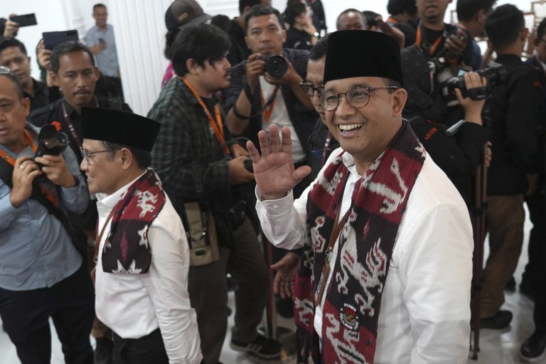 Calon presiden Anies Baswedan bersama pasangannya Muhaimin Iskandar mendaftarkan diri pada pemilihan presiden 2024, di gedung KPU Jakarta, 19 Oktober 2023. [Tatan Syuflana/AP]