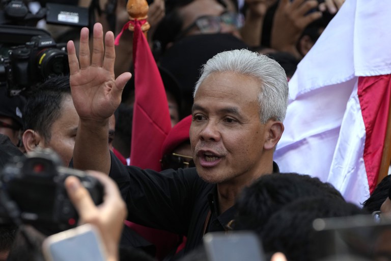 Ganjar Pranowo, calon presiden dari Partai Demokrasi Indonesia Perjuangan, menyapa pendukungnya saat tiba untuk mendaftarkan pencalonannya sebagai kandidat presiden dalam Pemilihan Presiden 2024, di gedung KPU Jakarta, 19 Oktober 2023. [Achmad Ibrahim/AP ]
