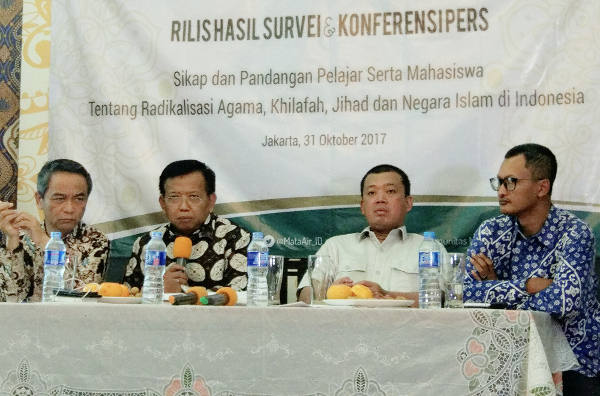 Kiri ke kanan: Didin Wahidin (Direktur Kemahasiswaan Kementerian Riset, Teknologi dan Pendidikan Tinggi), Akhmad Muqowam (Sekretaris Jenderal Ikatan Alumni Universitas Diponegoro), Nusron Wahid (Nahdlatul Ulama), dan Hasanuddin Ali (CEO Alvara Research Center) saat jumpa pers di Jakarta, 31 Oktober 2017.