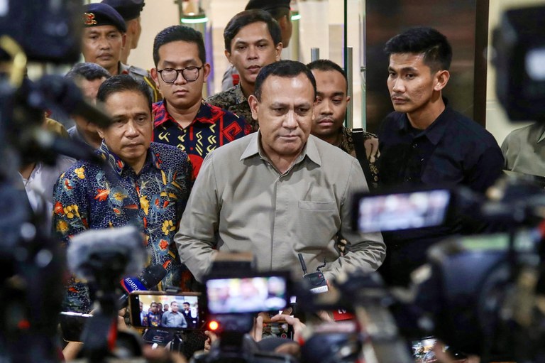 Firli Bahuri (tengah), yang saat itu menjabat Ketua Komisi Pemberantasan Korupsi (KPK), berbicara kepada media saat ia meninggalkan Mabes Polri setelah diperiksa sebagai tersangka pemerasan Syahrul Yasin Limpo, yang mengundurkan diri dari jabatan menteri pertanian dua bulan sebelumnya, Jakarta, 1 Desember 2023. [Badrun/AFP]