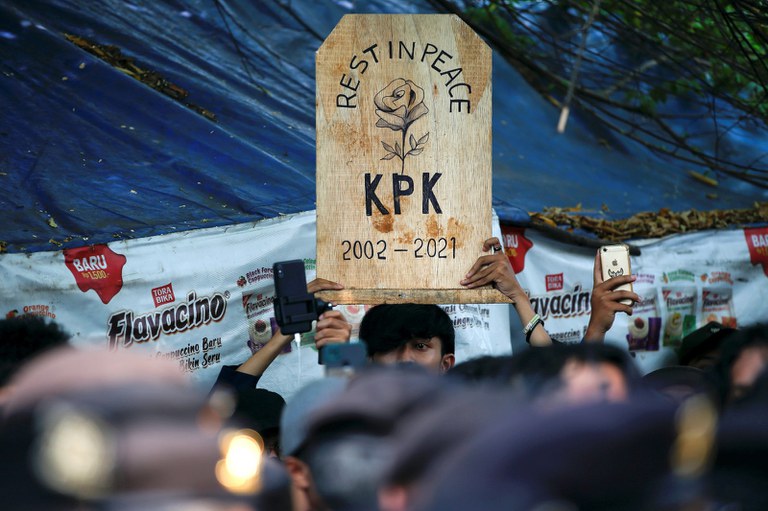 Mahasiswa berunjuk rasa mengecam maraknya korupsi dan diperlemahnya lembaga Komisi Pemberantasan Korupsi (KPK) pasca direvisinya Undang-Undang KPK, di Jakarta, 27 September 2021. [Willy Kurniawan/Reuters]