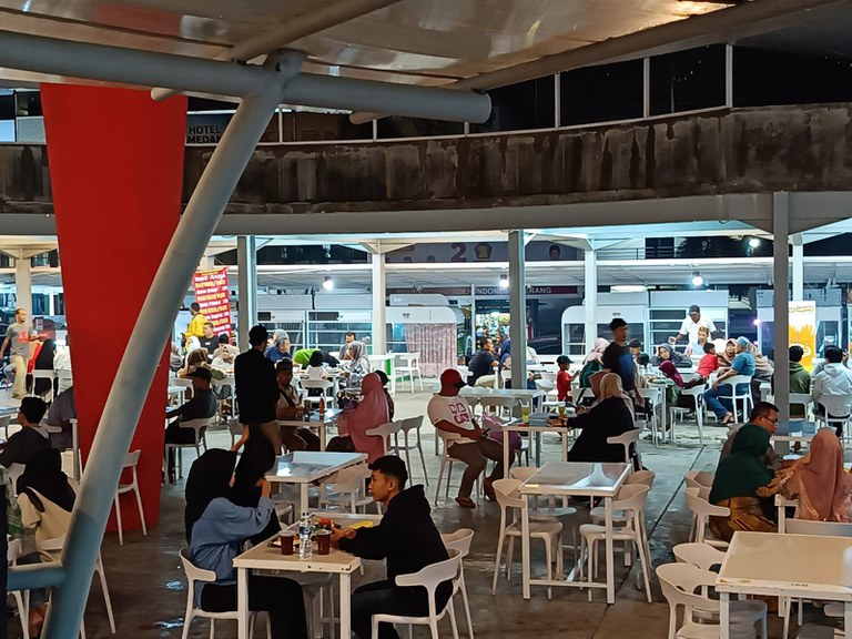 Warga menikmati makanan khas Aceh di pusat kuliner Rex, Banda Aceh, 10 Agustus 2023. [Uzair Thamrin/BenarNews]