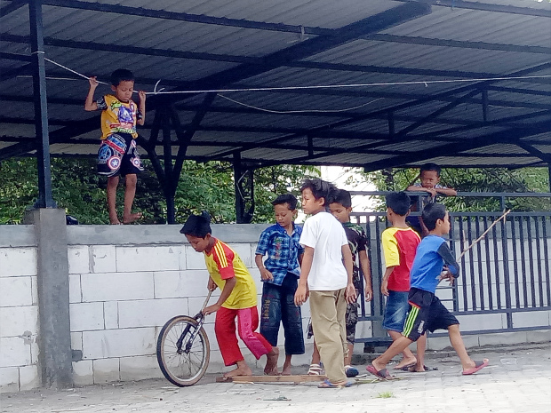 Anak-anak jamaah Syiah asyik bermain di rumah susun Jemundo, Sidoarjo, Senin, 18 Mei 2020. [Yovinus Guntur W/BenarNews]