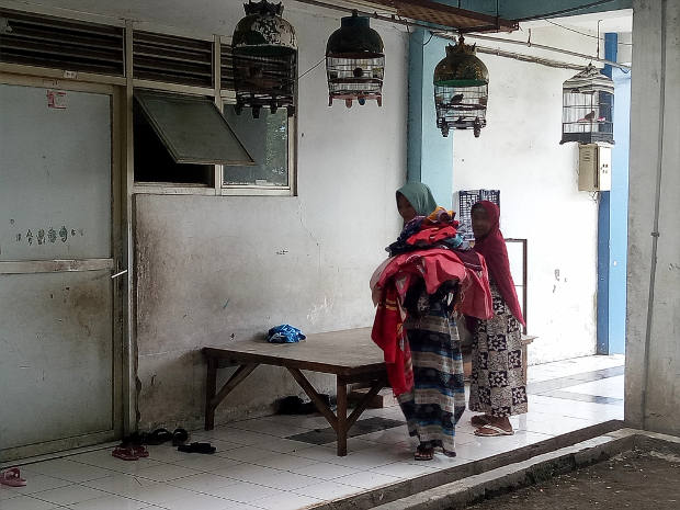 Dua Jamaah Syiah Sampang di rumah susun Jemundo, Sidoarjo, Jawa Timur, Senin, 18 Mei 2020. 