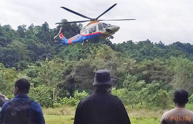 Helikopter bantuan dari Mabes Polri tiba di lokasi operasi pencarian korban tanah longsor di tambang emas tradisional Desa Tulabolo Timur, Bone Bolango, Gorontalo, Selasa, 9 Juli 2024. [Foto: Kantor Pencarian dan Pertolongan Gorontalo]